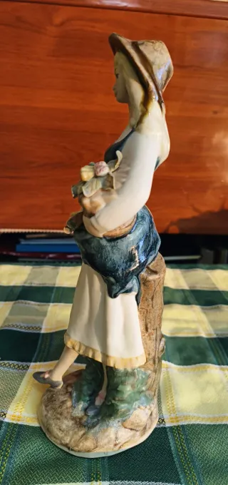 Figura mujer con cesto de porcelana