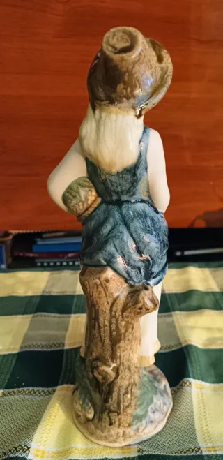 Figura mujer con cesto de porcelana