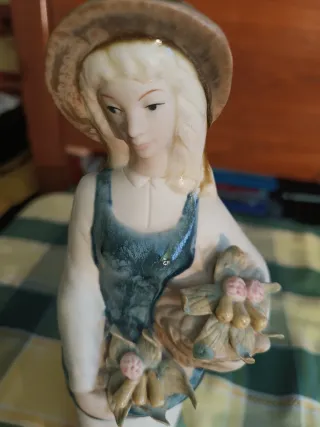 Figura mujer con cesto de porcelana
