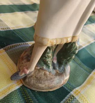 Figura mujer con cesto de porcelana