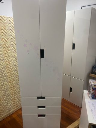 Armario blanco infantil con estrellas