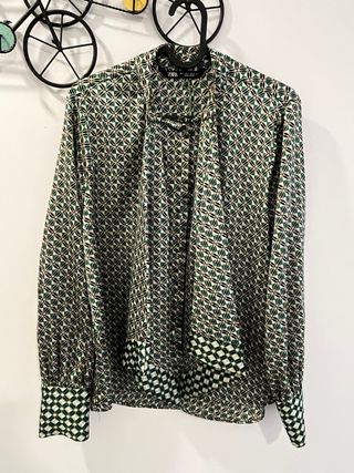 Camisa Zara con lazo estampado