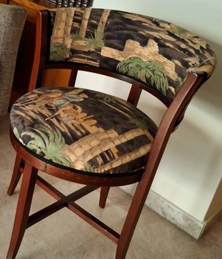 Silla antigua tapizada