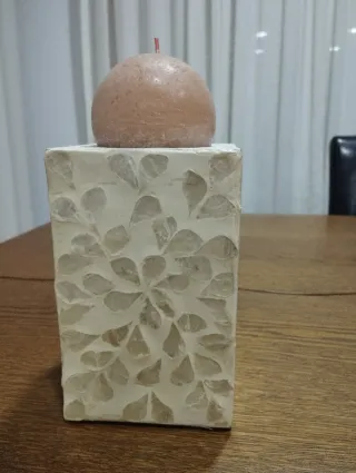 Porta velas decorativo com vela redonda