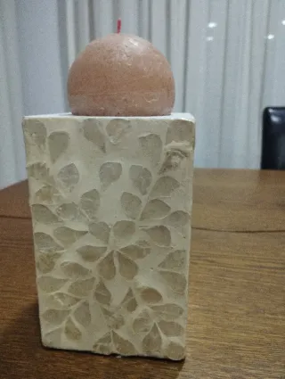 Porta velas decorativo com vela redonda