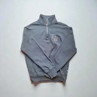 Sudadera gris con cremallera y logo