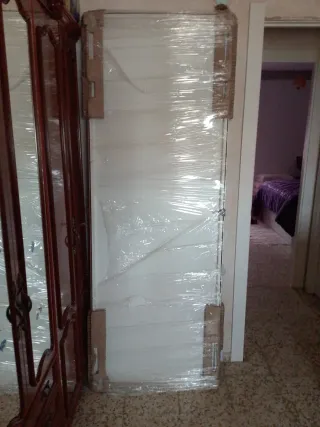 Puerta blanca con embalaje