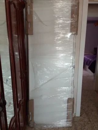 Puerta blanca con embalaje