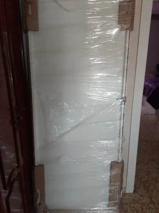 Puerta blanca con embalaje