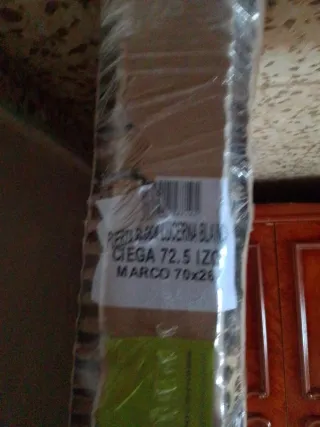 Puerta blanca con embalaje