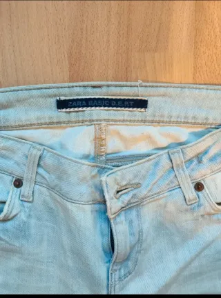 Pantalón vaquero Zara azul claro