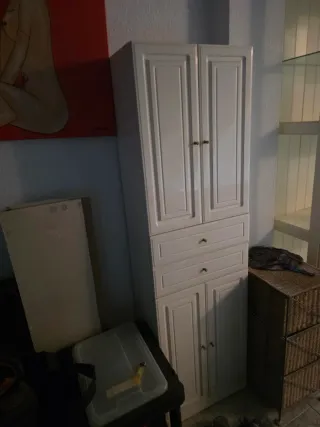 Armario de baño blanco y marrón