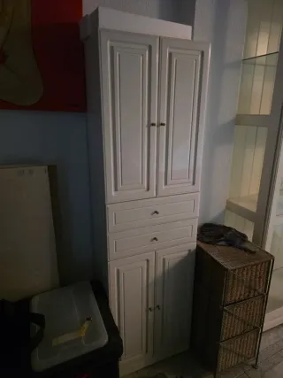 Armario de baño blanco y marrón