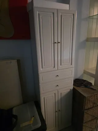 Armario de baño blanco y marrón