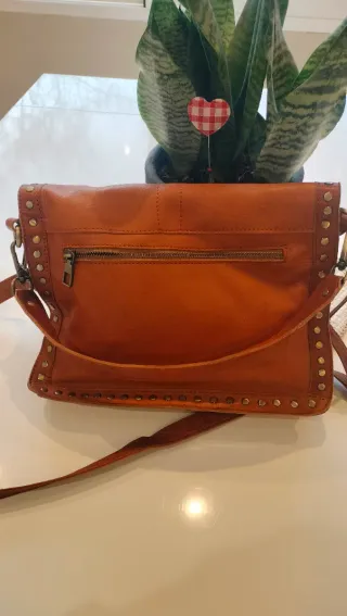 Bolso de piel con tachuelas