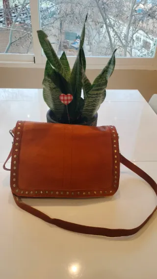 Bolso de piel con tachuelas