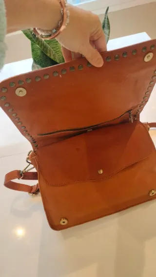 Bolso de piel con tachuelas