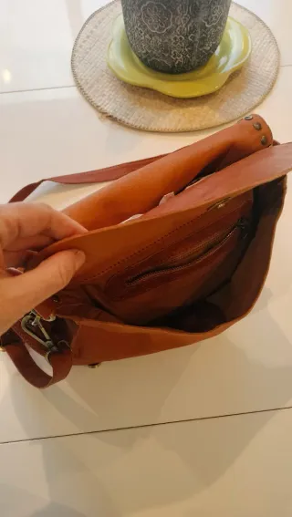 Bolso de piel con tachuelas