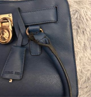 Bolso Michael Kors Azul Marino con Detalles Dorado