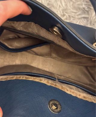 Bolso Michael Kors Azul Marino con Detalles Dorado