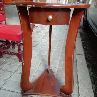 Mesita redonda con cajón