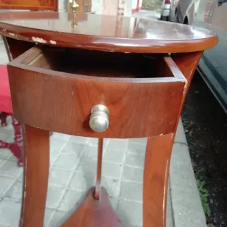 Mesita redonda con cajón