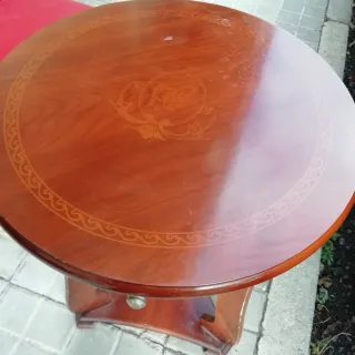 Mesita redonda con cajón