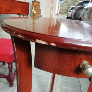 Mesita redonda con cajón