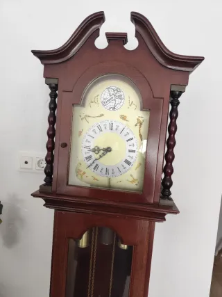 Reloj de pie clásico madera
