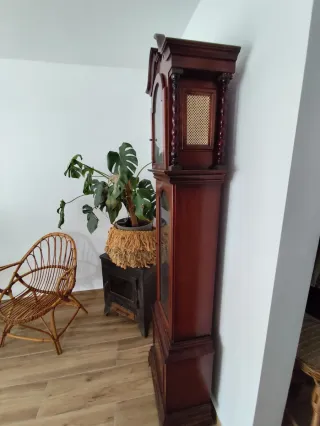 Reloj de pie clásico madera
