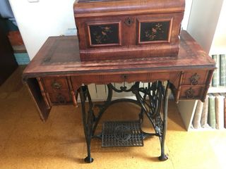 Máquina de coser antigua BORGUIGNON