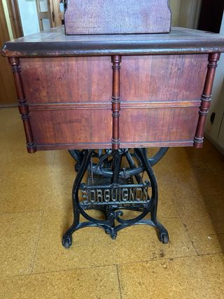 Máquina de coser antigua BORGUIGNON