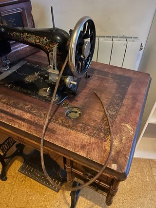 Máquina de coser antigua BORGUIGNON