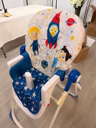 Trona de bebé con diseño espacial