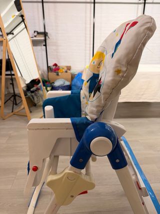 Trona de bebé con diseño espacial