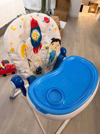 Trona de bebé con diseño espacial
