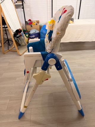 Trona de bebé con diseño espacial