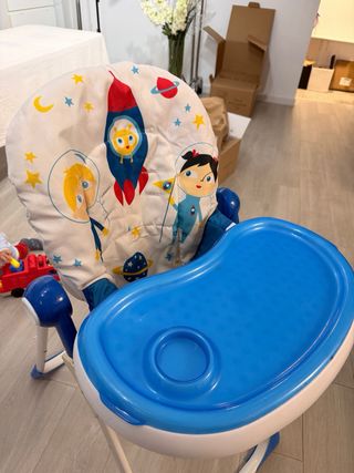 Trona de bebé con diseño espacial