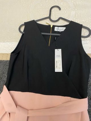 Vestido negro y rosa con cinturón