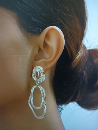 Orecchini pendenti dorati. Nuovi