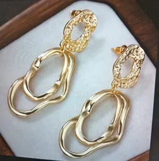 Orecchini pendenti dorati. Nuovi