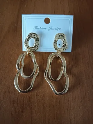 Orecchini pendenti dorati. Nuovi