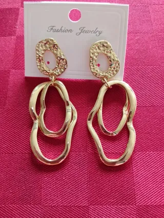 Orecchini pendenti dorati. Nuovi