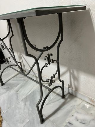 Consola de metal gris con cristal