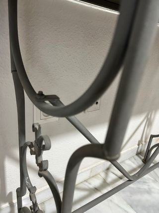 Consola de metal gris con cristal