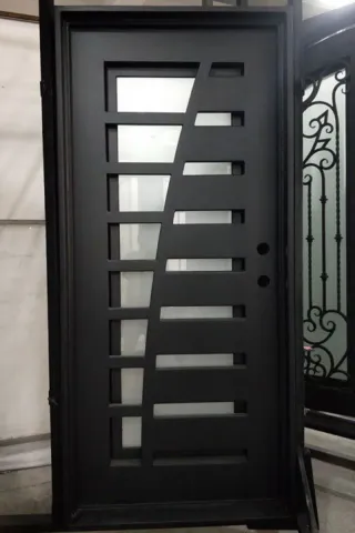 Puerta de Hierro con Diseño Moderno