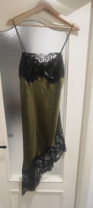 Vestido lencero Zara asimétrico encaje