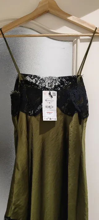 Vestido lencero Zara asimétrico encaje