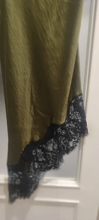 Vestido lencero Zara asimétrico encaje