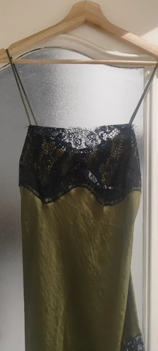 Vestido lencero Zara asimétrico encaje